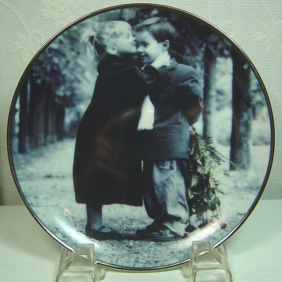 6" Kim Anderson's Pretty as a Picture plate-"Sealed with a Kiss" - Picture 2 of 4